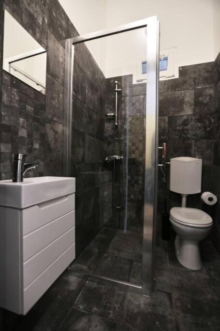 Unwind In Style W Sauna Dsgn 2Br Home Budapest Exterior photo