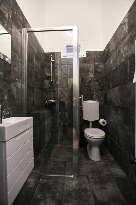 Unwind In Style W Sauna Dsgn 2Br Home Budapest Exterior photo