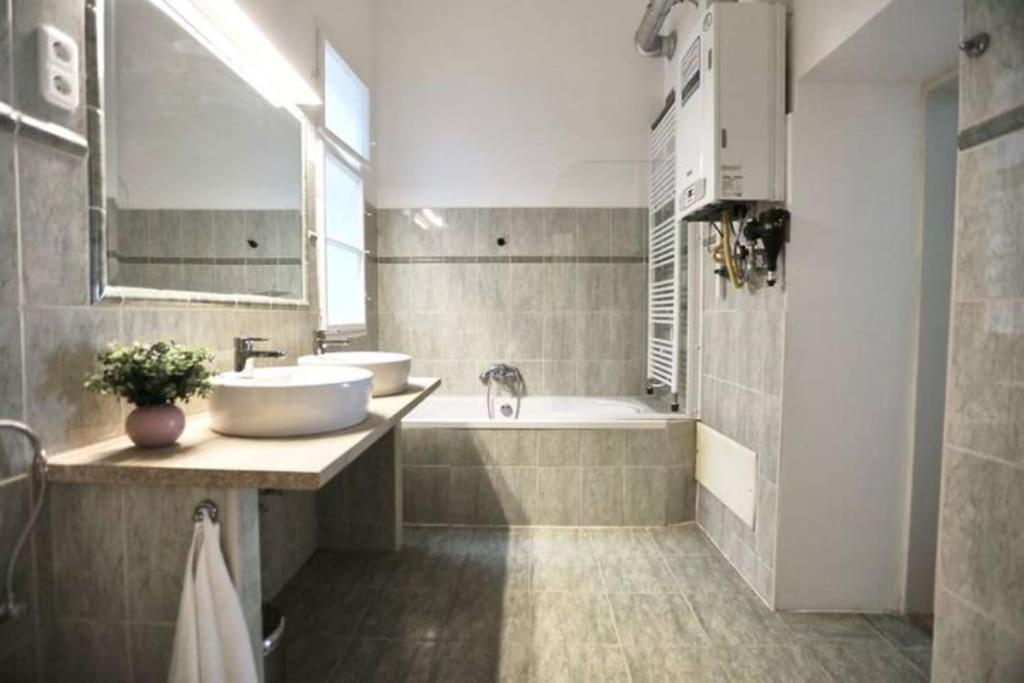 Unwind In Style W Sauna Dsgn 2Br Home Budapest Exterior photo